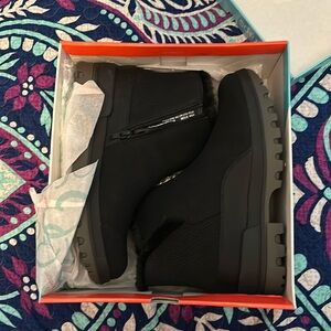 Baretraps Women’s size 9 1/2 M Winter boots